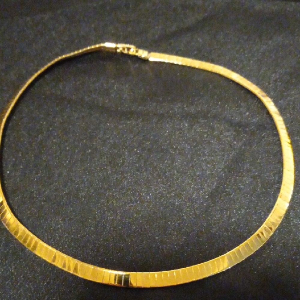 Vintage Gold Flatened Snake Chain Necklace Beautiful Color. Like New